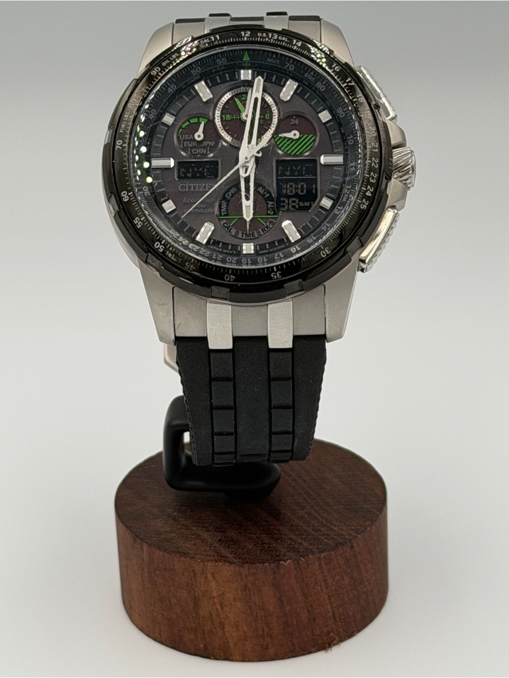 Citizen Eco-Drive Skyhawk Radio-Controlled Watch with Case & Manual - Picture 2 of 9